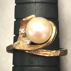 Beautiful 14k Gold Pearl and 2 Diamonds Ring. 5.5 ring size / 5.5mm pearl size